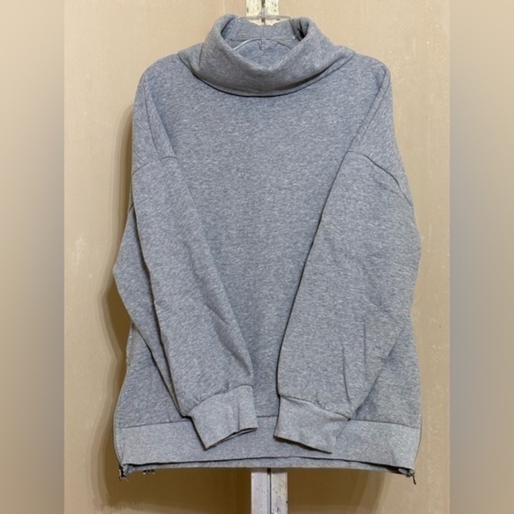 Light Gray Turtleneck Sweatshirt with Soft Texture Sz Large